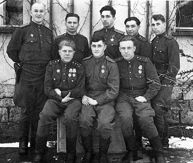 Эскадрилья П.Е. Анкудинова.
Стоят: младший лейтенант Леонид Кайдалов (погиб), лейтенант Филипп Мохов (погиб), младший лейтенант Алексей Дугаев (погиб), младший лейтенант Иван Друзяк, младший лейтенант Миша Храмов.
Сидят: старший лейтенант замкомэска Алексей Фукалов, комэска старший лейтенант Павел Анкудинов, старший лейтенант командир звена Евгений Соболев