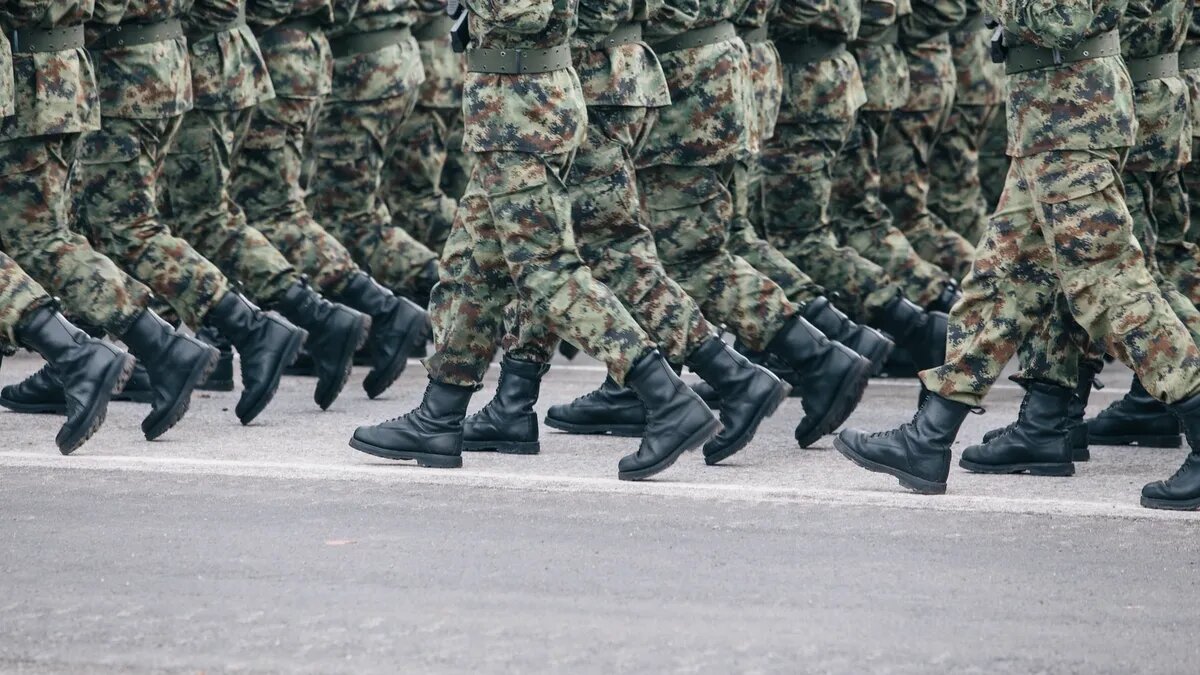 Новобранцам предстоит отработать строевой шаг. Фото: unsplash.com