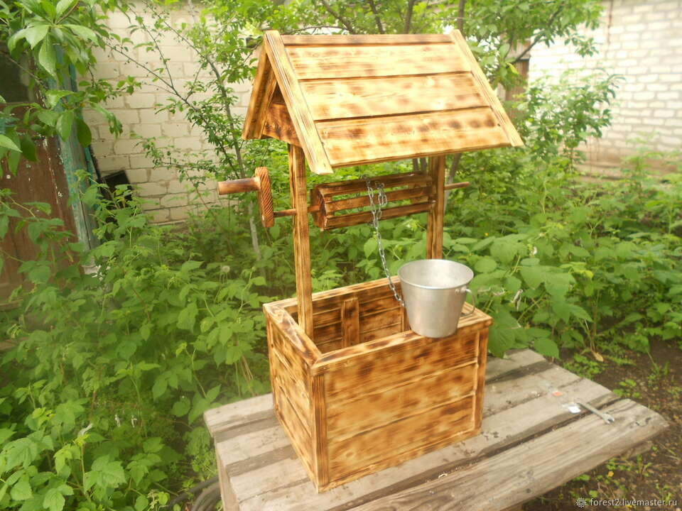       Декоративный колодец, из вагонки . Ворот вращается. Поставил декоративную цепь. А ведёрко случайно попалось на барахолке. 