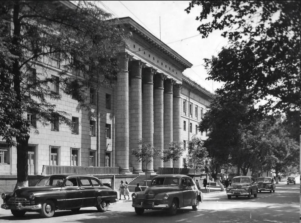 Здание Центральной поликлиники МВД. (архитектор Б. Трофимов). 
 Лидия Козлова: 08/07/2023 в 09:04
Да, вы правы. Здание с колоннами изначально строилось как поликлиника в 50-е годы. После шумного разоблачения культа Сталина на 20-ом съезде партии массовых репрессий уже не было ни в 60х, ни в 70х. В путеводителе 1962г. здание представлено, как одна из городских поликлиник. В откр, ист. св. дост. 