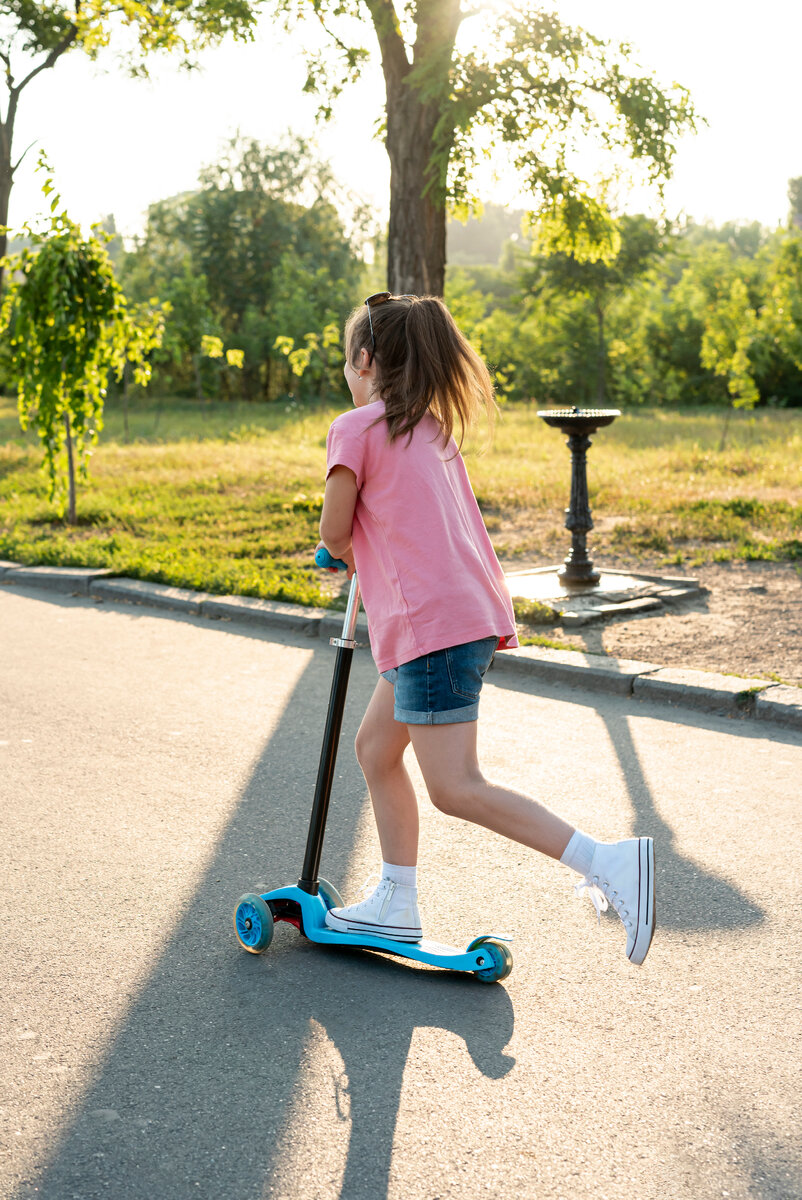 Изображение от <a href="https://ru.freepik.com/free-photo/back-view-of-girl-with-pink-t-shirt-on-scooter_5331129.htm#query=%D0%B4%D0%B5%D0%B2%D0%BE%D1%87%D0%BA%D0%B0%20%D0%BD%D0%B0%20%D1%81%D0%B0%D0%BC%D0%BE%D0%BA%D0%B0%D1%82%D0%B5&position=0&from_view=search&track=ais">Freepik</a>