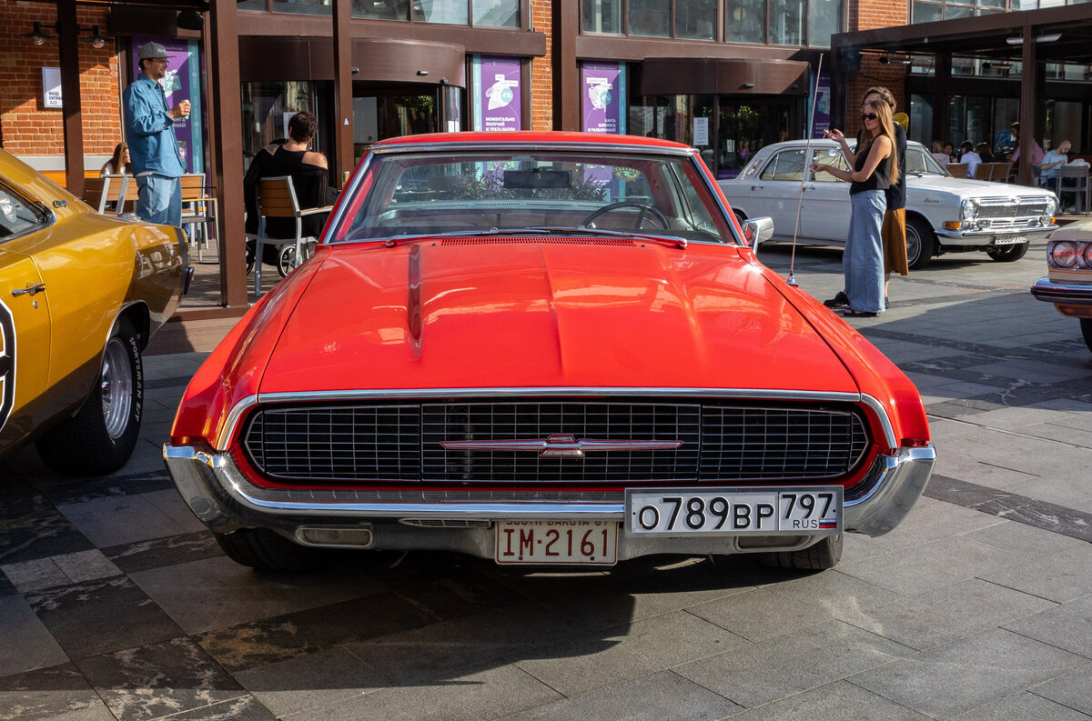    Собравшиеся автомобили удивляли и завораживали. Это, например, Ford Thunderbird 1967 года выпуска.   
Светлана Парфенова