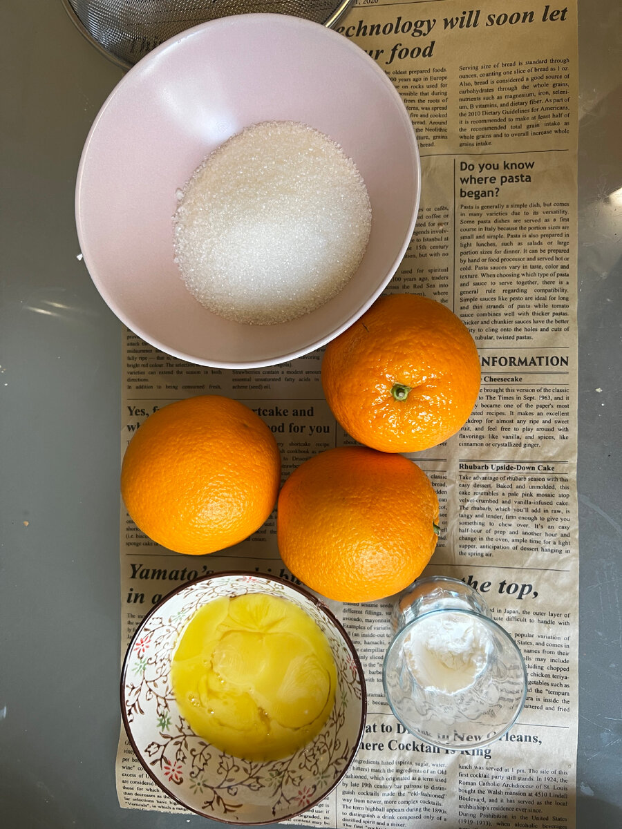 Ингредиенты на апельсиновый курд:

2 небольших апельсина (весом в 0,5 кг примерно)
2 желтка
75 грамм сахара
1 столовая ложка крахмала и /или 3−4 грамма желатина
40 грамм сливочного масла (Я в этот раз забыла масло взять, но добавила 2 листика желатина)