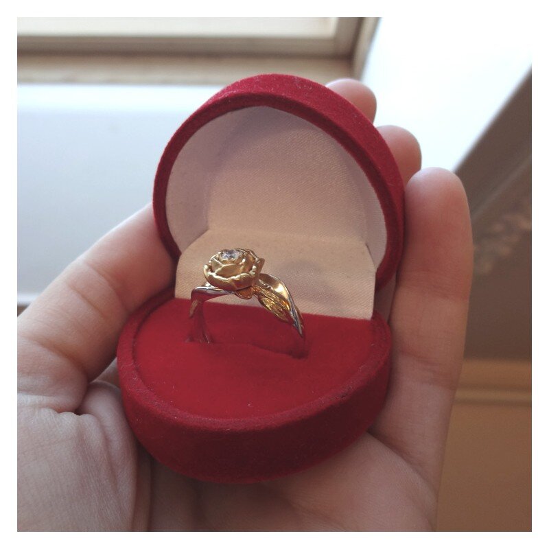 Золотой подарок жене. Кольцо подарок. Кольцо в коробочке. Помолвочное кольцо в коробочке. Золотое кольцо в коробочке.