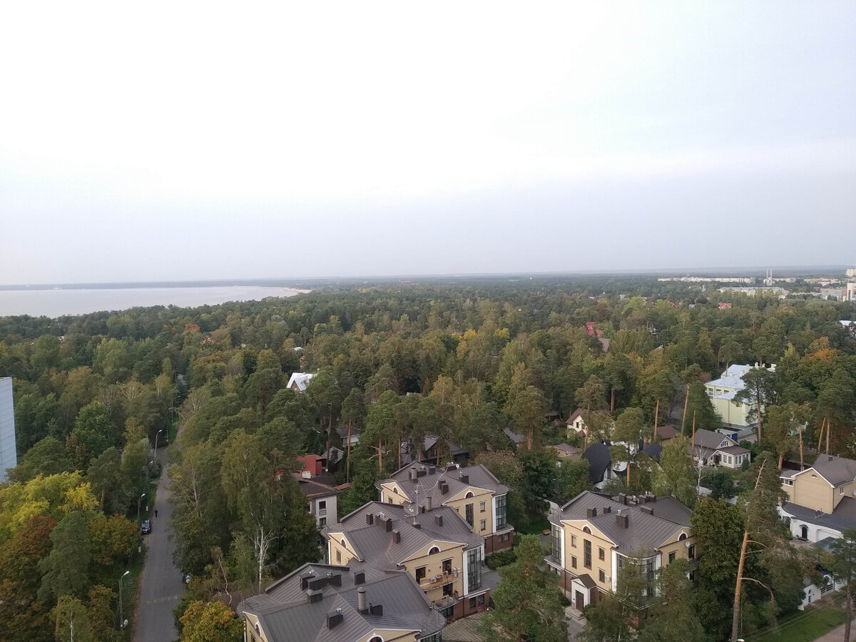 Вид из окна этого дома красивенный !