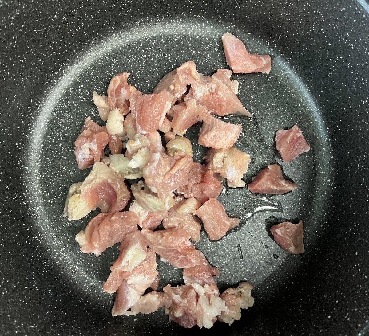 Нарезаем мясо и обжариваем на небольшом количестве масла
