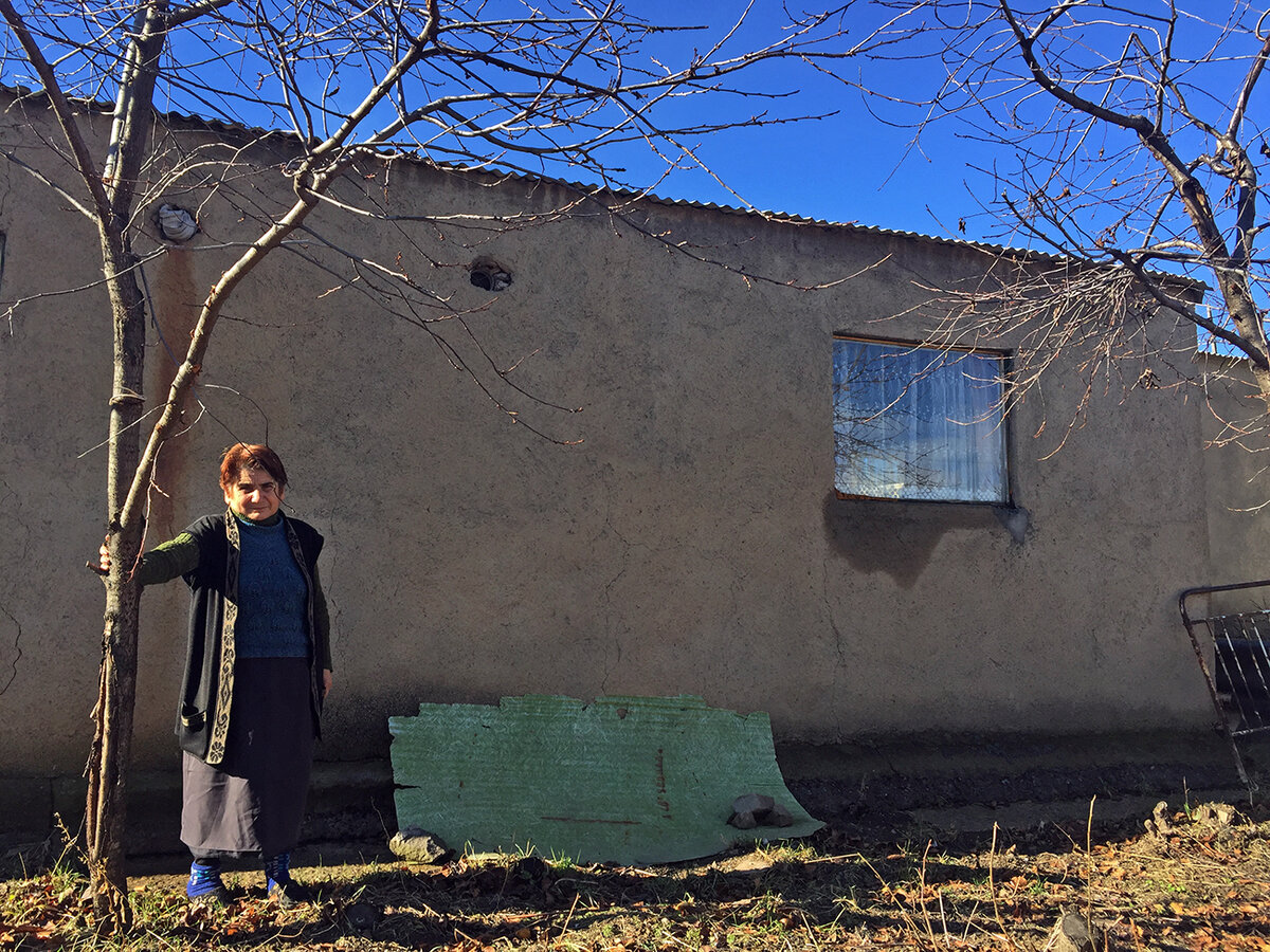 Земфира Погосян перед своим домом