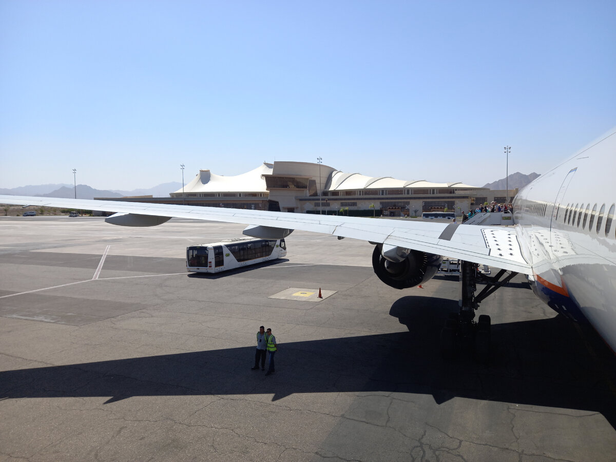 Самолет в аэропорту города Шарм-эль-Шейх. Египет.