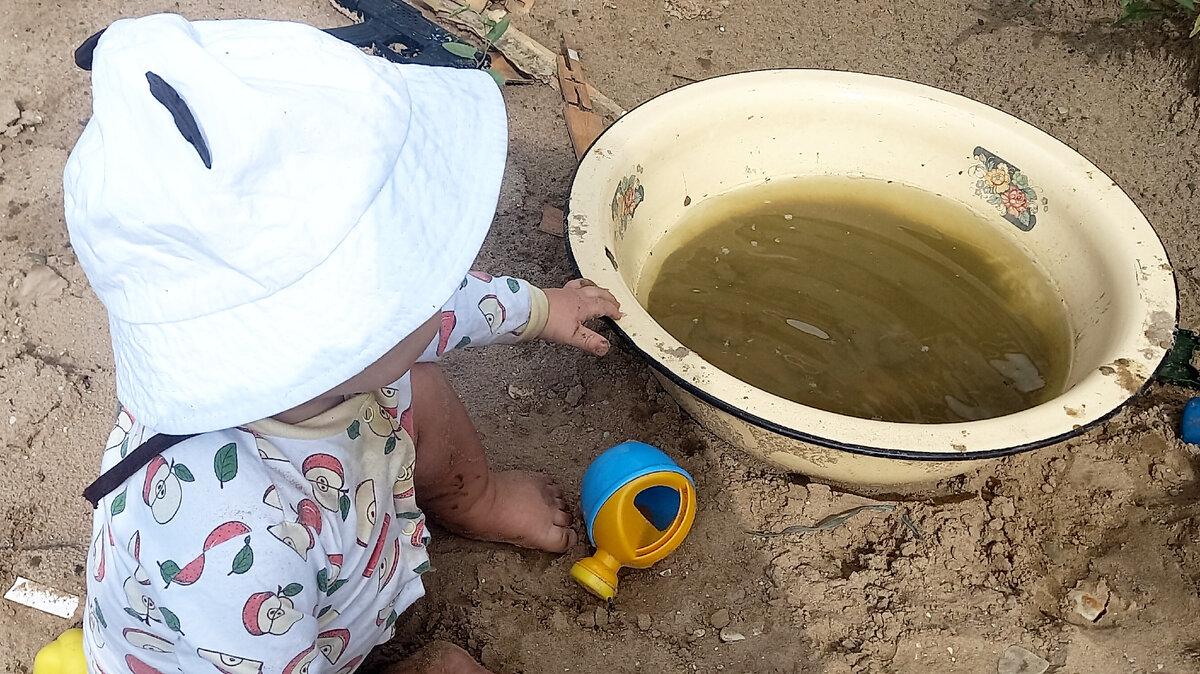 Любимые игрушки на улице: песок, камни, трава и вода