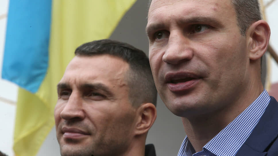 Фото: Иван Коваленко / Коммерсантъ📷Боксер Владимир Кличко (слева) и мэр города Киева Виталий Кличко