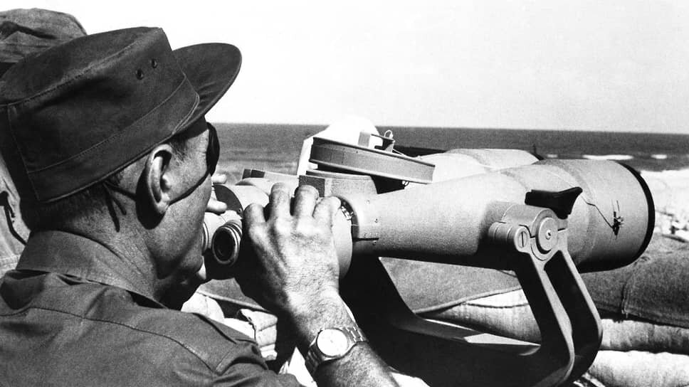 Фото: AP📷Министр обороны Израиля Моше Даян — герой Шестидневный войны и спорная фигура войны Судного дня. На фото он находится на месте размежевания египетских и израильских сил в районе Суэцкого канала после прекращения огня