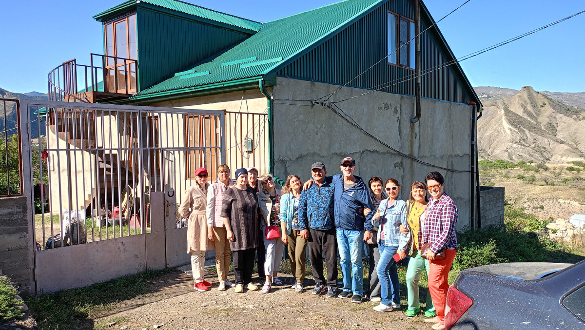 Наша компания с хозяевами на фоне Дома в Коммуне