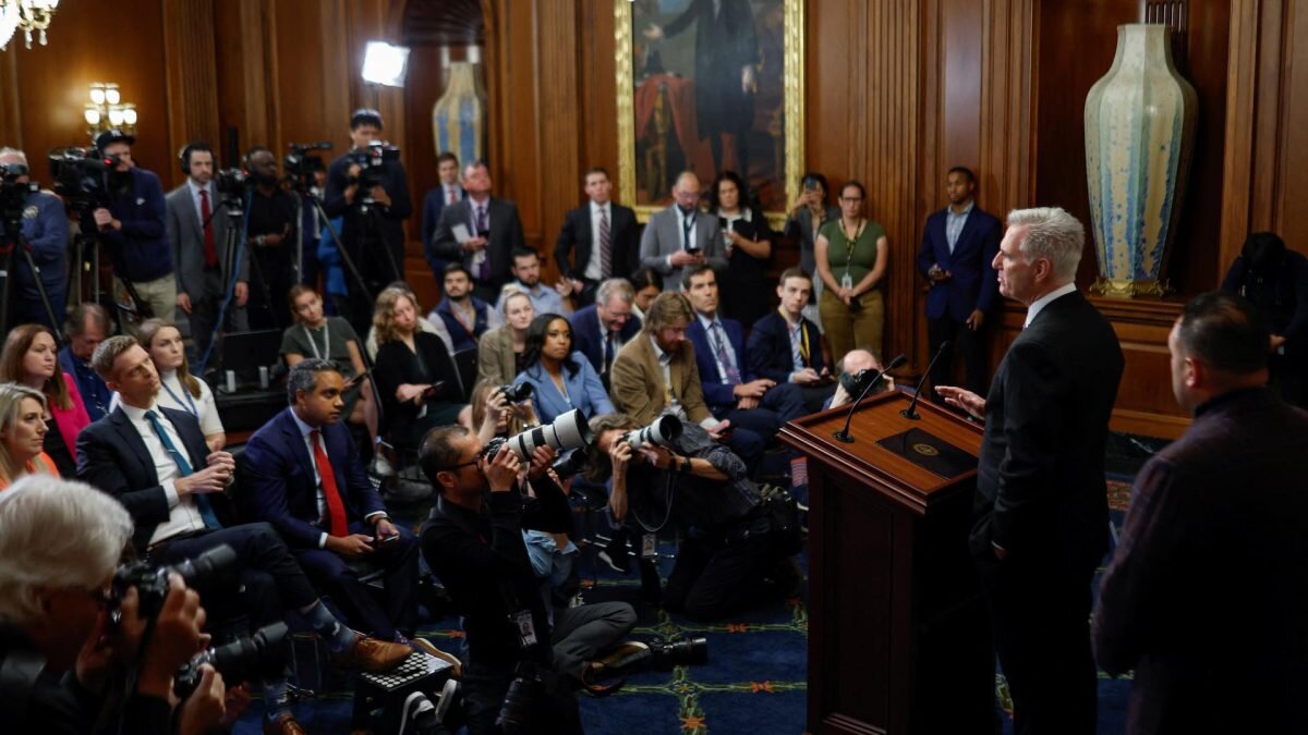    Фото: REUTERS/Jonathan Ernst. На фото: Спикер Палаты представителей Конгресса США Кевин Маккарти (R-CA) выступает перед журналистами во время пресс-брифинга, посвященного предстоящему закрытию правительства США, в Капитолии в Вашингтоне, США, 29 сентября 2023 года. Эрлен Абдулманов