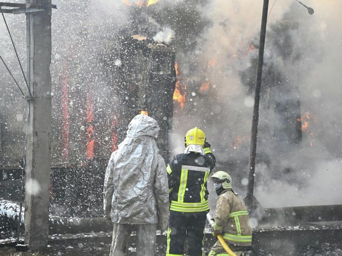    Украинские пожарные во время тушения пожара на объекте энергетики в Ровенской области© Фото : Государственная служба Украины по чрезвычайным ситуациям