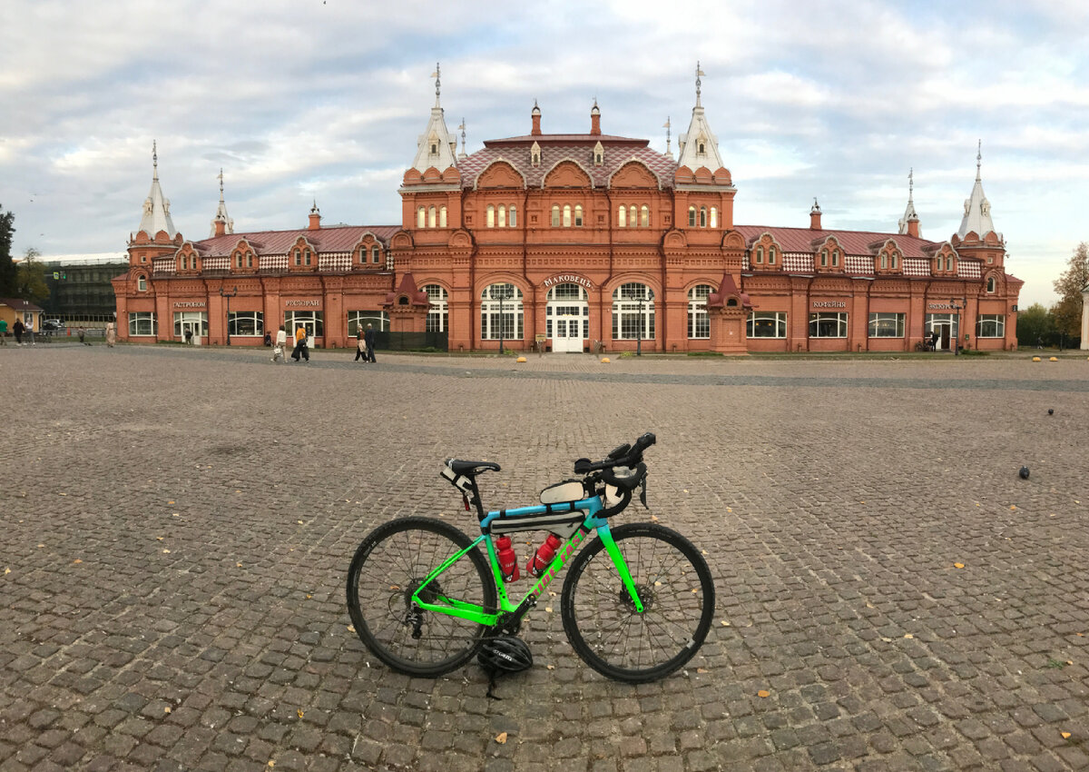 У здания Новых торговых рядов в Сергиевом Посаде. 1902-1903 гг.