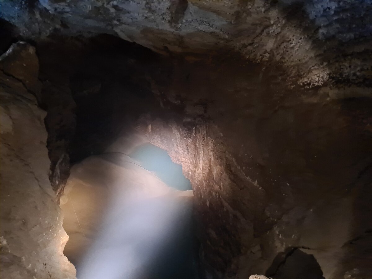 Озеро внутри Новоафонской пещеры