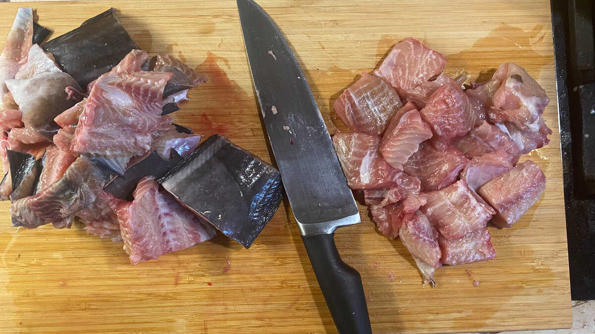 Слева суповой набор на уху, справа филе для киндзмари. Фото автора.