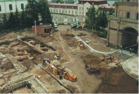 
Раскопки у бащни Сюмбике. Фото С.Смолкина. 1996-1997 гг.
Фото из книги Рафаэля Хакимова «Бег с препятствиями по пересеченной местности» (мемуары)