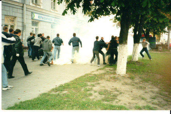 Драка фанатов на улицах Гомеля, 2000 год. Именно из таких ребят Сергей Морозов набирал свою печально известную в городе банду в те годы. Фото: ognevit.livejournal.com