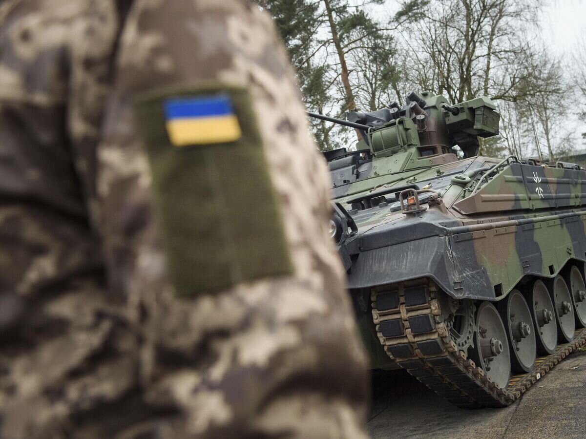    Украинский военнослужащий перед боевой машиной пехоты Marder на полигоне немецкого Бундесвера в Мюнстере© AP Photo / Gregor Fischer