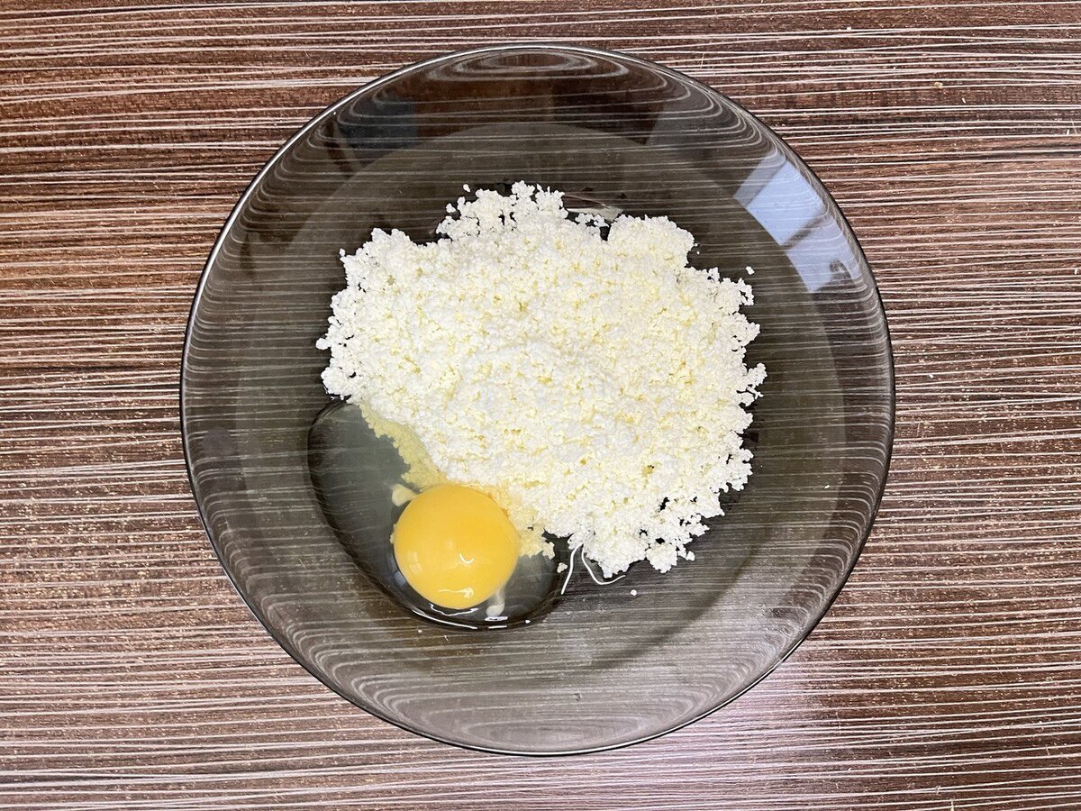 К творогу добавляем одно яйцо, немного соли и сахара по вкусу