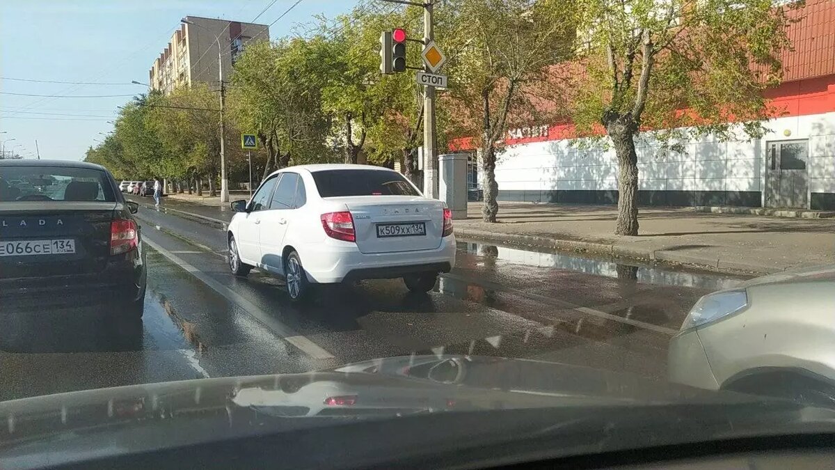     Участок Первой продольной в сторону центра залило водой в Тракторозаводском районе Волгограда. Инцидент случился из-за сбросов воды через пожарные гидранты.