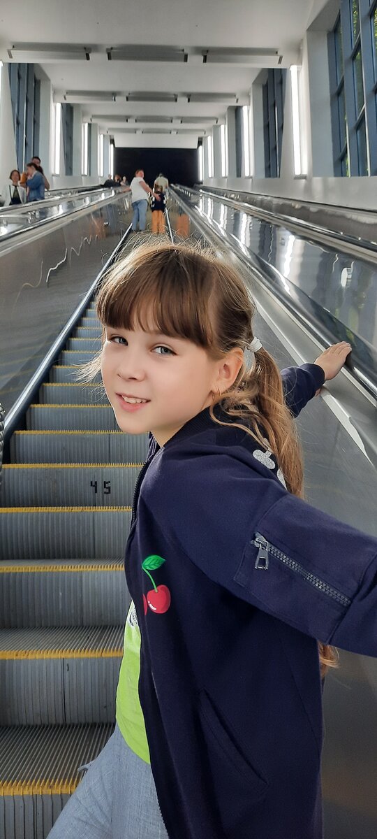 Маша на эскалаторе. Фото автора.