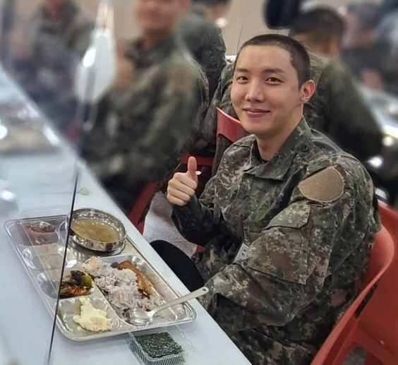 Не один пуд риса придётся съесть Хосоку за этим столом. Хотя Джин сможет снабжать всё его подразделение (а может и армию) лапшой Jin  Ramen бесперебойно.