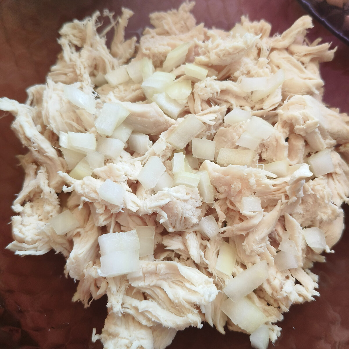 Вареная куриная грудка и репчатый лук