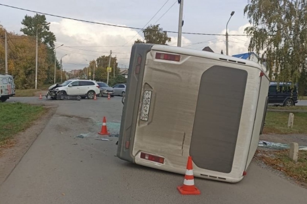    Маршрутка упала на правый бок.