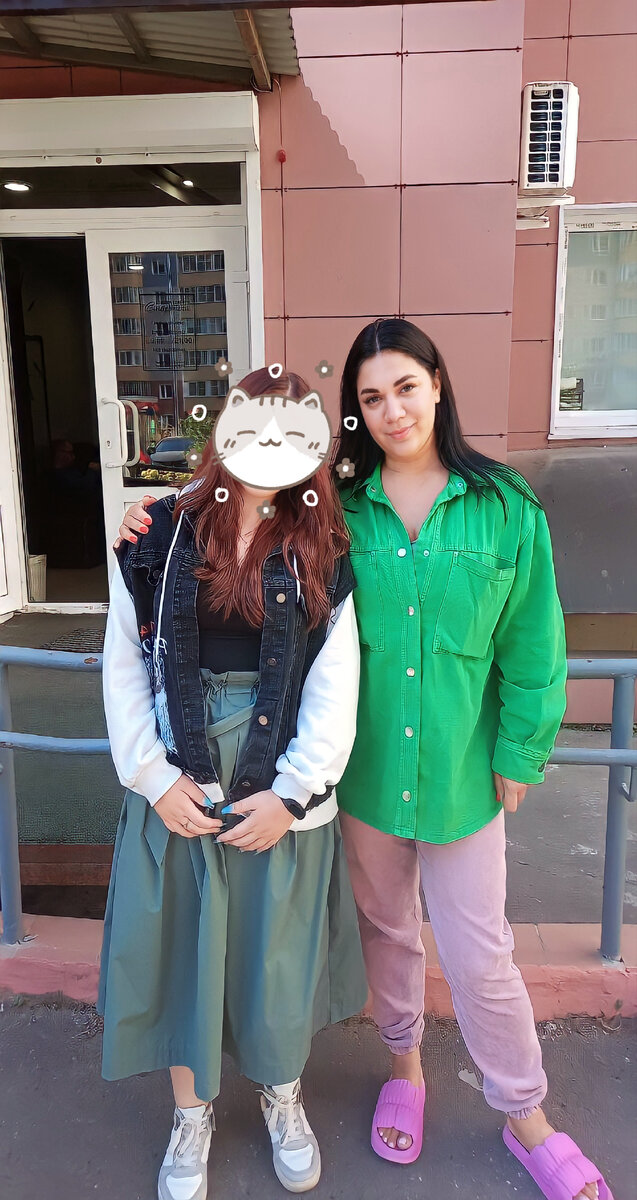 Когда была в Москве, ко мне приехала Ирина с мужем и детьми, передали ребятам тяжеленные огромные пакеты с продуктами, мы с ней обнялись не меньше 100 раз😂😂😂. Обе те ещё болтушки, у нас столько общего, как выяснилось. На фото я с её красоткой-дочуркой. Ира несколько раз присылала адресные посылки для Васьки- танкиста, тот, который Герой РФ. И они даже пообщались, Вася настойчиво просил её номер, так тронули его её письма и молитвы за него и брата, захотел лично пообщаться. 