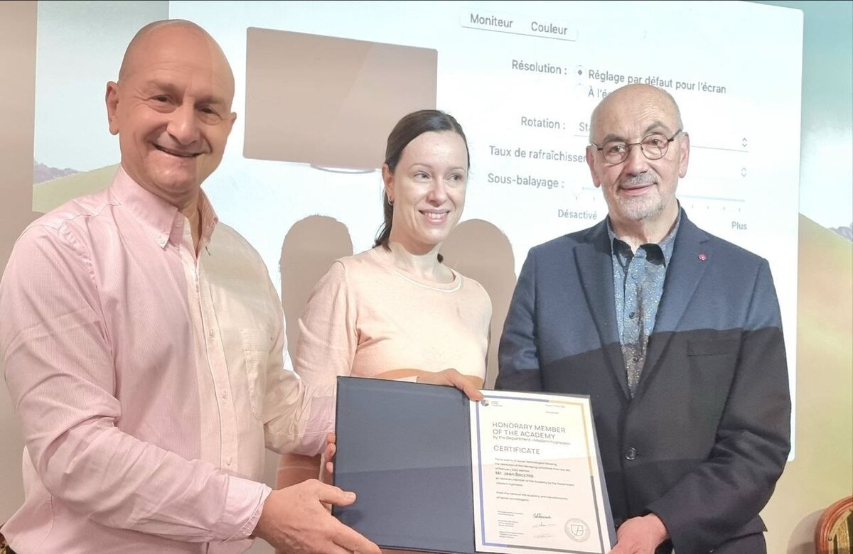 Сергей Болсун вручает Жану Беккио сертификат почётного эксперта, 2022 г.