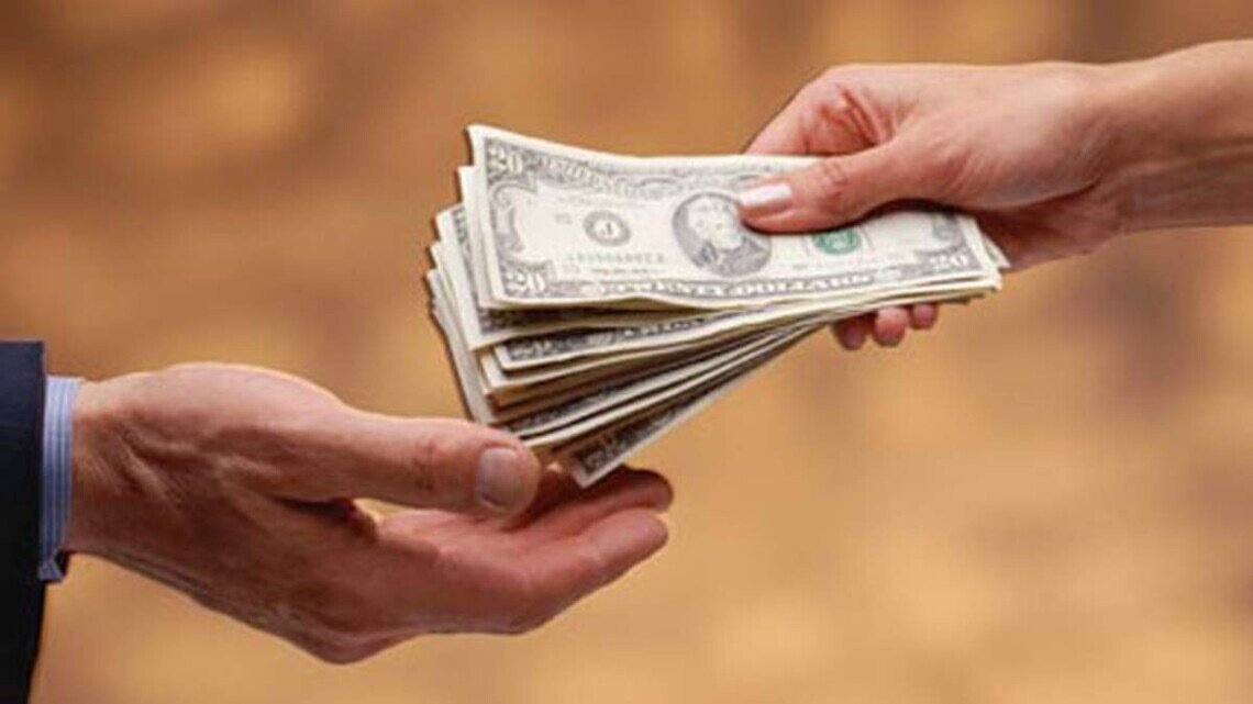     Взятка за освобождение от фронта стала одной из самых «востребованных» в Украине. На Львовщине члены медицинской комиссии брали 3200 долларов за справку. При задержании замглавы комиссии пыталась съесть 100 долларов из последнего «транша» платежа.