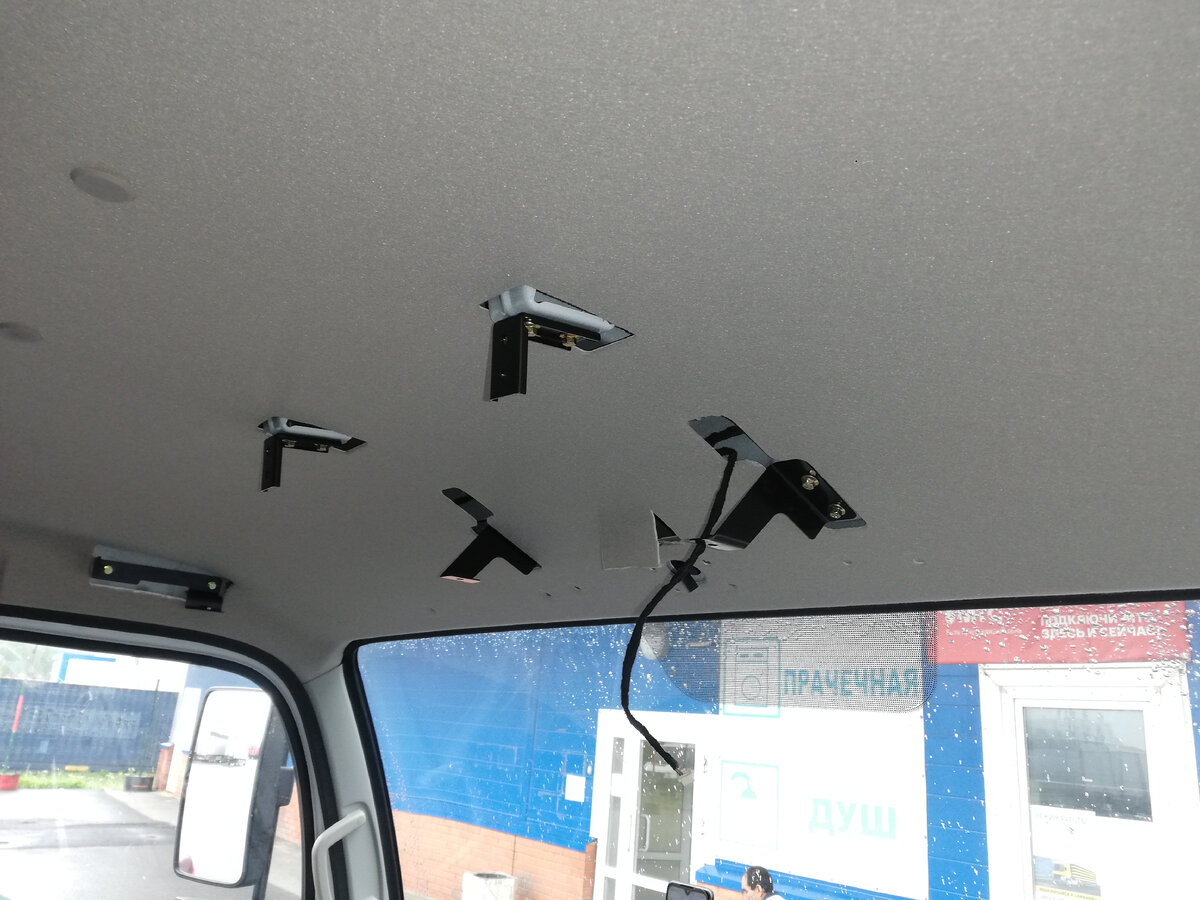 Вид кабины без верхней консоли.