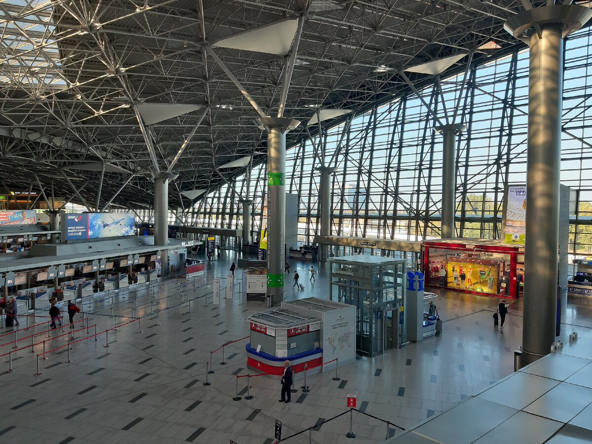 Терминал А аэропорта Внуково. Отсюда в метро прямой вход, минуя улицу. Фото автора