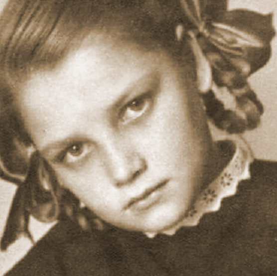 Актриса в детстве, с темными волосами