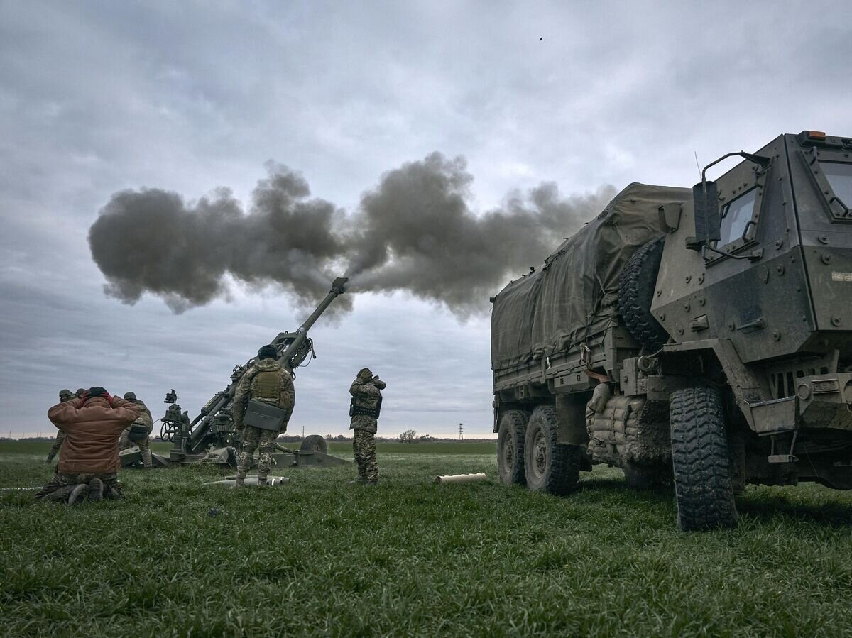    Украинские военные стреляют из американской 155-мм гаубицы © AP Photo / LIBKOS