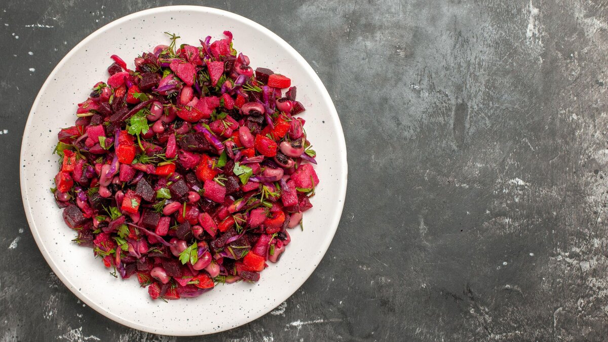    Всего один ингредиент усилит вкус винегрета: за уши не оттащишь© Freepik | Kamran Aydinov