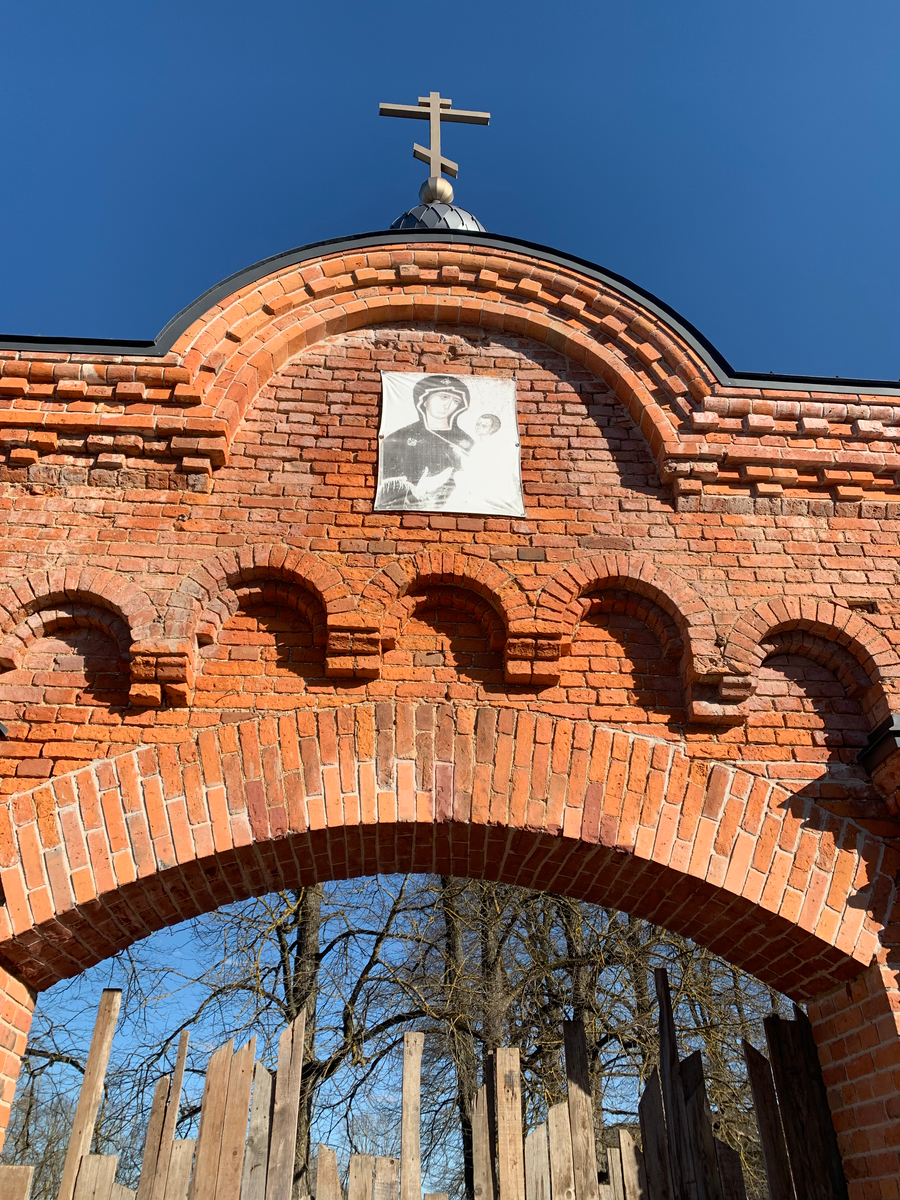 Назад в Ингерманландию, продолжение: церковь и монастырь, куда можно,  дворец, куда нельзя, и кафельный домик | От Питера до… | Дзен