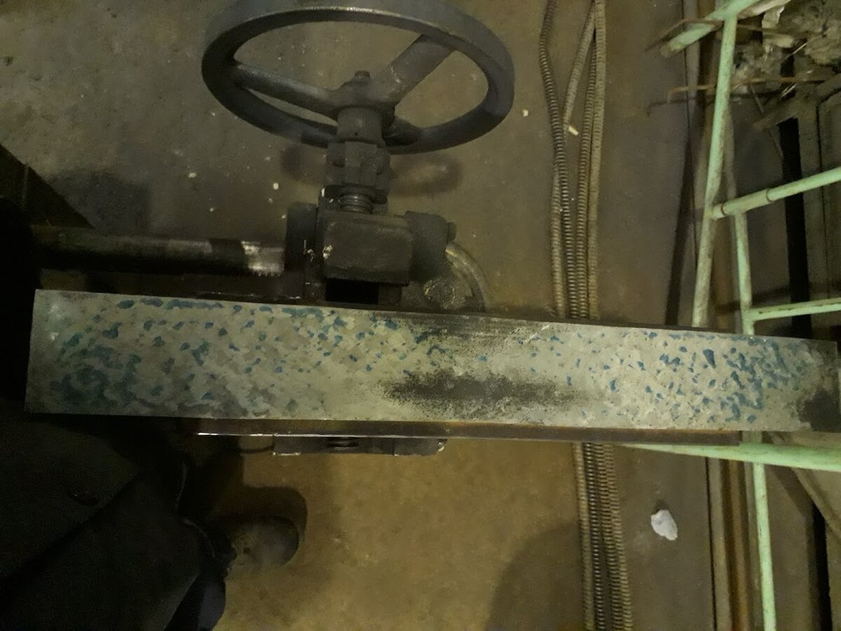 Это уже моё фото! Шел второй час шабрения плоскости направляющей... Которую я в итоге забраковал.