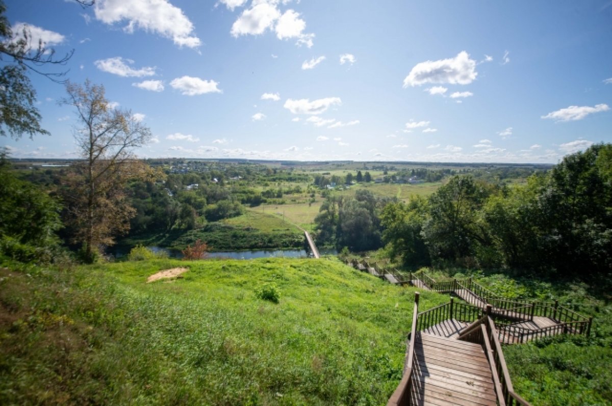    Живописными окрестностями Крапивны можно насладиться как лично, так и посредством установленного на смотровой площадке телескопа.