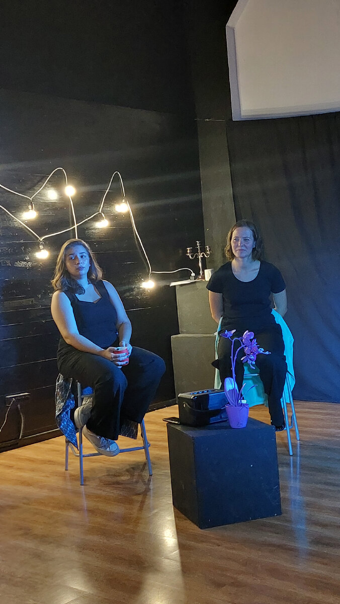 Обсуждение со зрителем читки пьесы "Всеобъемлюще" в театральной мастерской "ТеатрПлюсОдин"