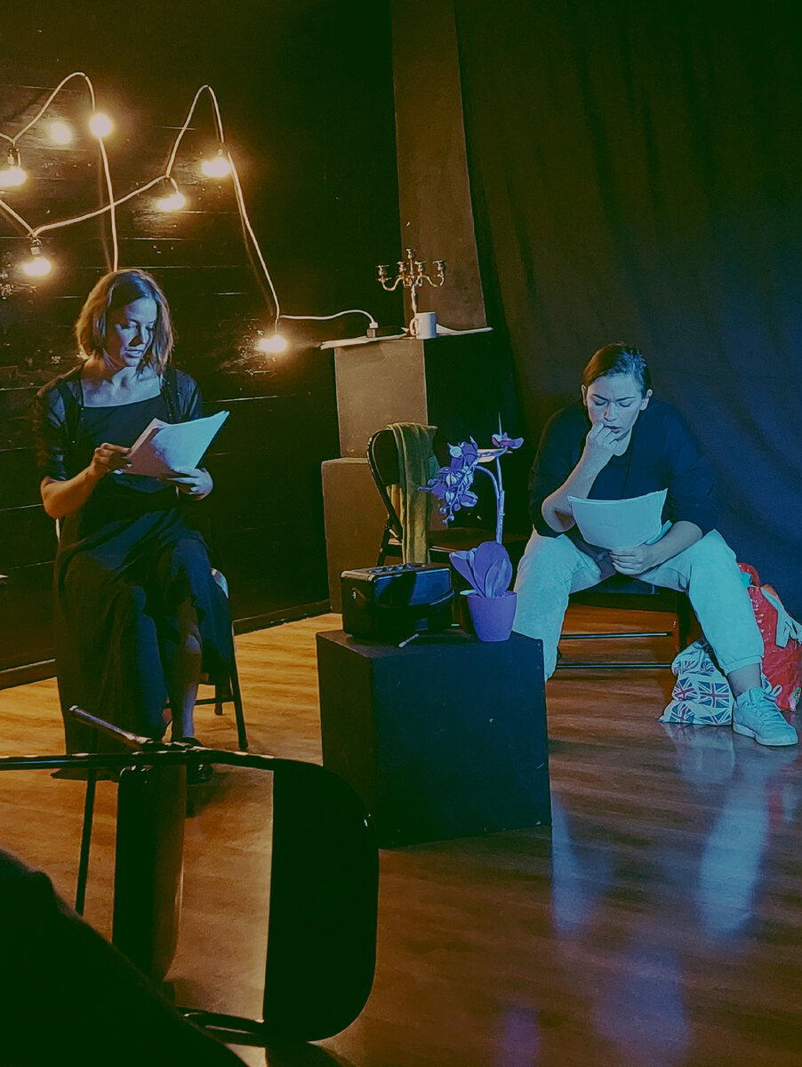 Читка пьесы "Всеобъемлюще" на открытии творческого сезона в театральной мастерской "ТеатрПлюсОдин"