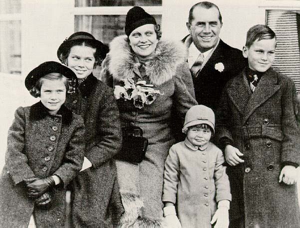 Семья Келли (слева направо): Грейс, Пегги, Маргарет (мать), Джон (отец), ЛизЭнн, Джон