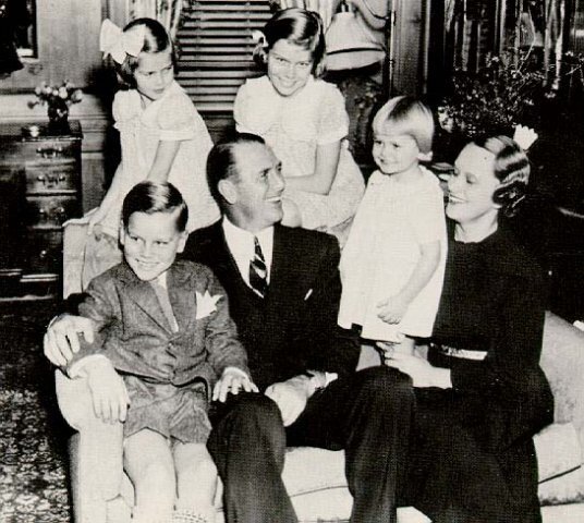 Семья Келли. Верхний ряд: Грейс, Пегги. Нижний ряд: Джон мл., Джон, ЛизЭнн, Маргарет