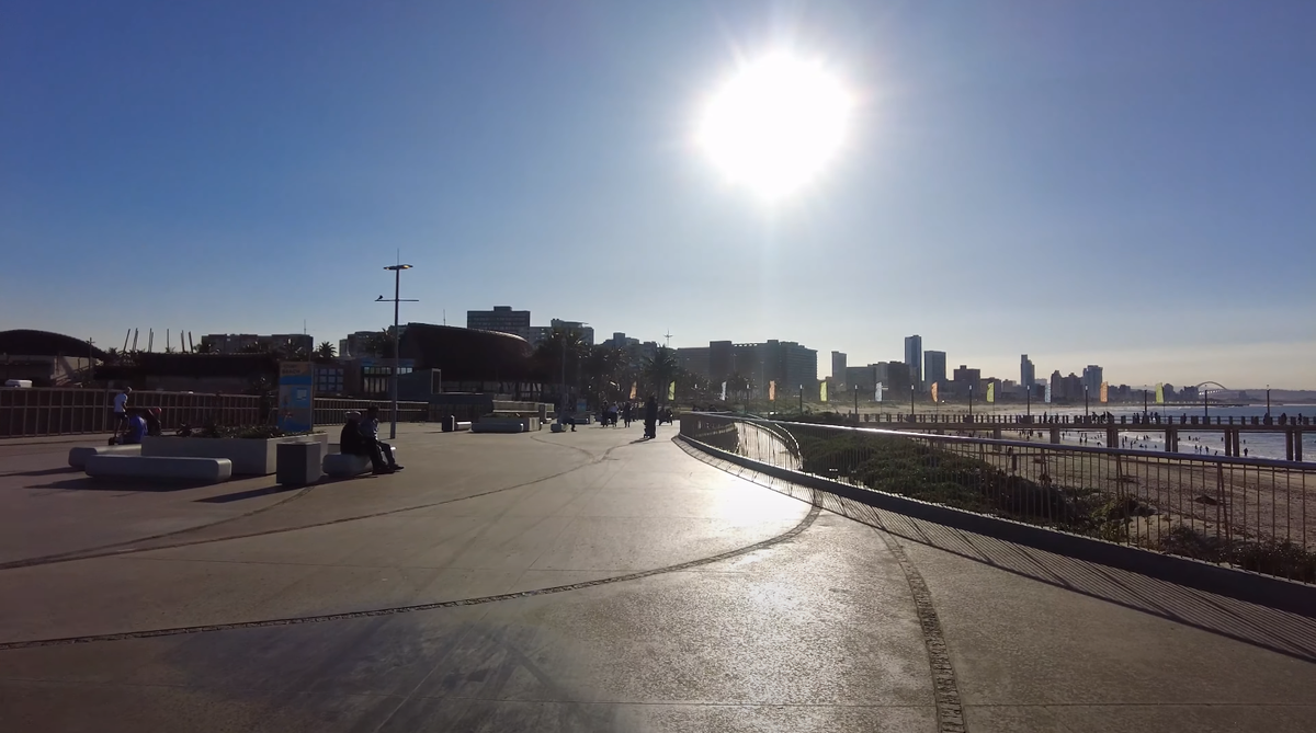 Как видите, в африканских странах не только пальмы и людоеды, но и вот такие города есть.