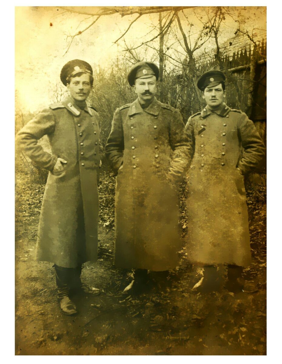 Матвей Филиппович Митякин (справа) с однополчанами.  Источник - Мордовский республиканский объединенный краеведческий музей имени И.Д. Воронина. 