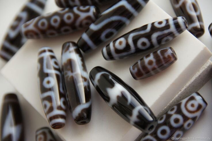 Бусины Дзи -самые древние и загадочные талисманы мира, которые известны уже более 3500 лет. Это талисманы, которые защищают своего владельца и приносят ему удачу в определенной сфере жизни. Сами тибетцы считают самые древние из бусин дзи драгоценностями сверхъестественного происхождения - «камнями богов». Последние несколько веков мастера создают рукотворные бусины дзи, а силу эти талисманы берут из энергетики "Крыши Мира" Гималаев. Поэтому важно, чтобы Дзи была из Тибета, Королевства Бутан, Непала или Индии, то есть из региона Гималайских гор. Считается чем старше бусина дзи, тем сильнее ее действие, ее помощь человеку. Бывает около 60 распространенных видов бусин Дзи, каждая из которых сильна в определенной сфере.