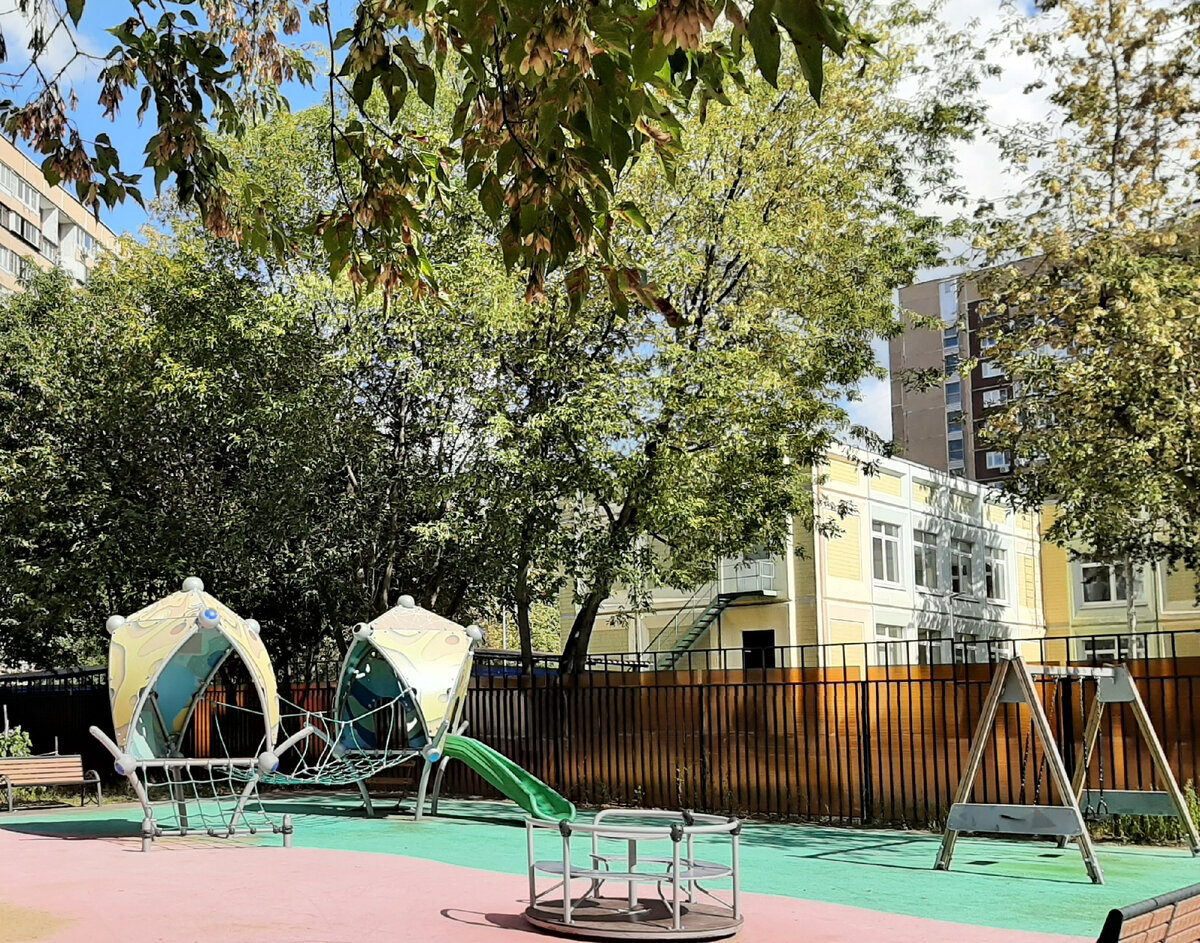 Жёлтое здание - детский сад, но уже 2 года не работающий...