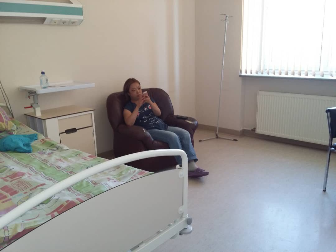 Перед операцией, распухшая после ударной дозы гормонов